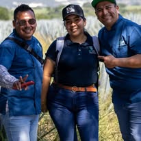 Equipo Sagrado Agave en campo de agave