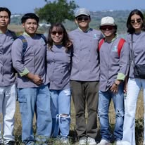 Grupo visitante en los campos de agave